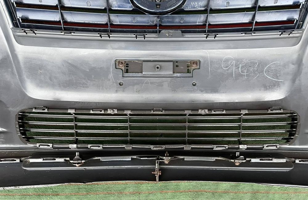 Бампер комплектний Toyota Avensis T_25 03-06р.