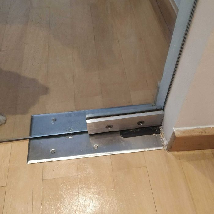 Porta reversivel vidro 9mm (204x81cm)+ Ferragens Dorma + puxador inox