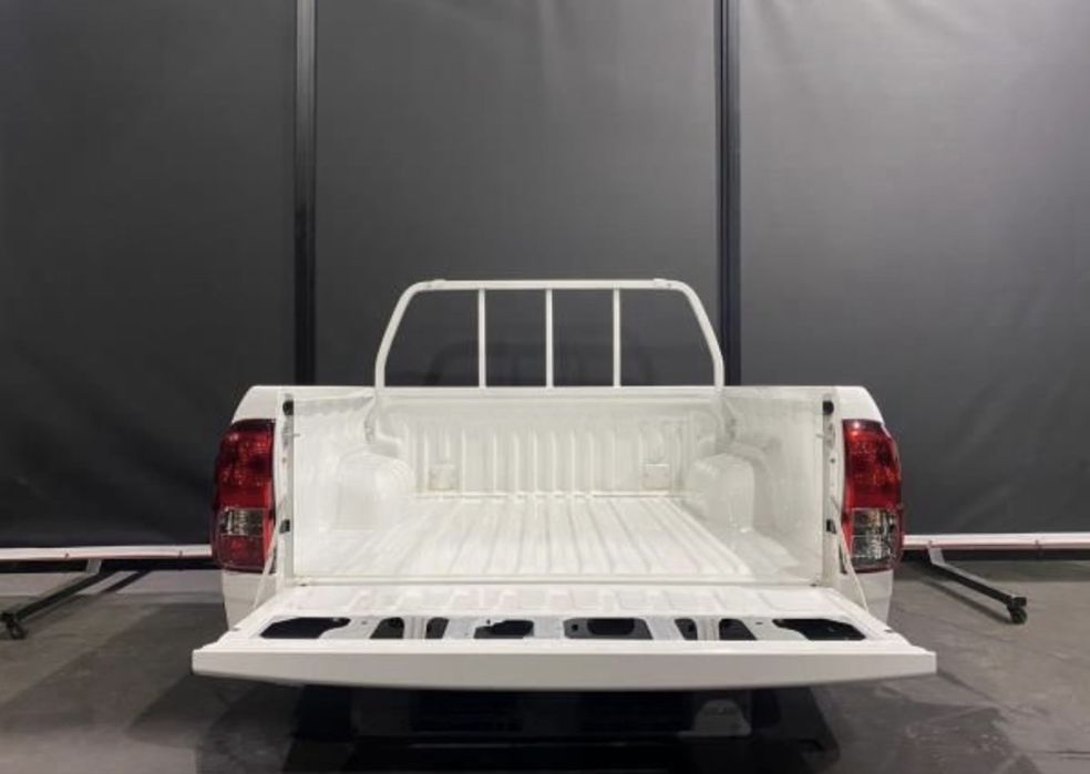 Vendo caixa de carga hilux como nova com parachoque