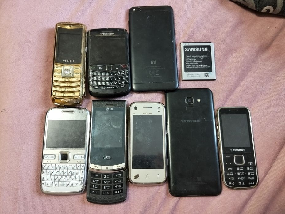 Старі телефони,не робочі.