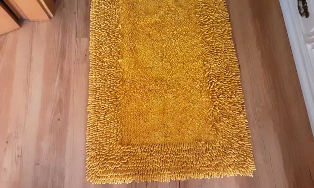 Vendo 2 tapetes amarelo mostarda 130x65 estão em muito bom estado