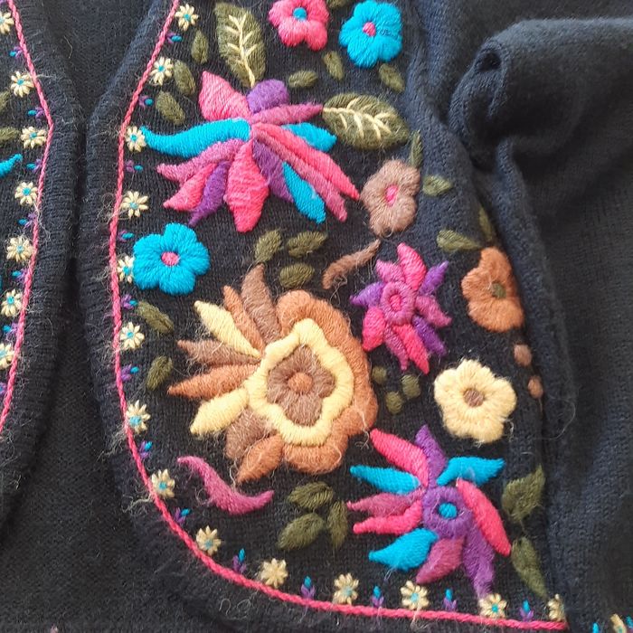 Venda de bolero todo em lazinha e bordado a mão