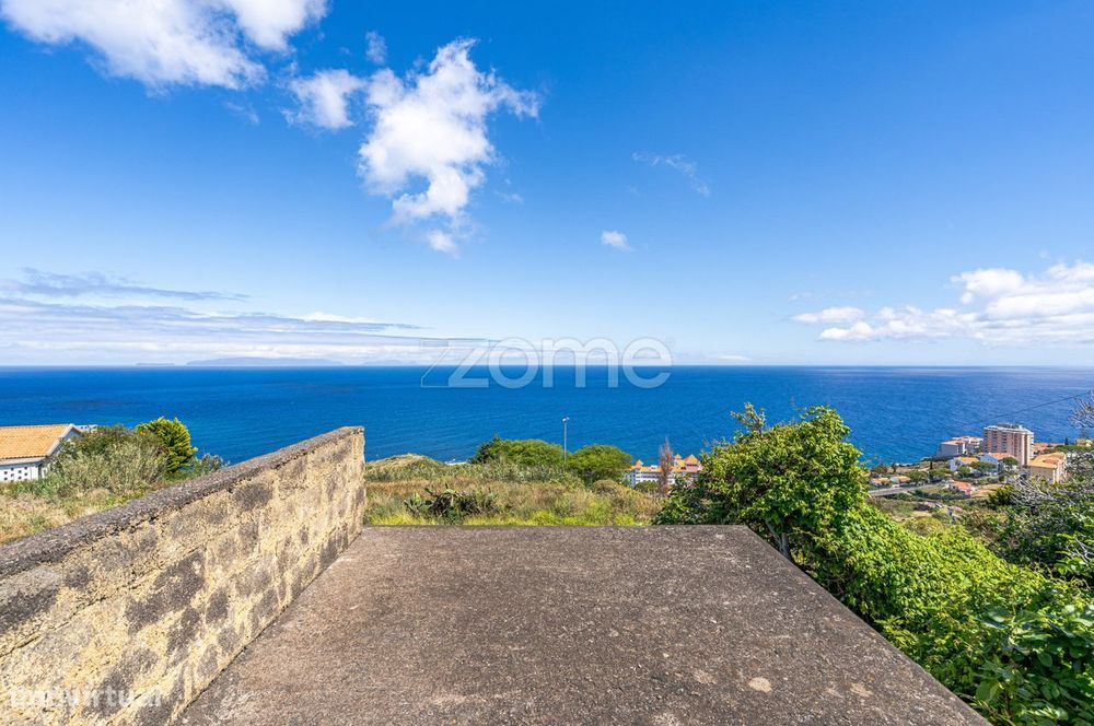 Moradia TérreaT1 para recuperar com terreno no Caniço, Santa Cruz