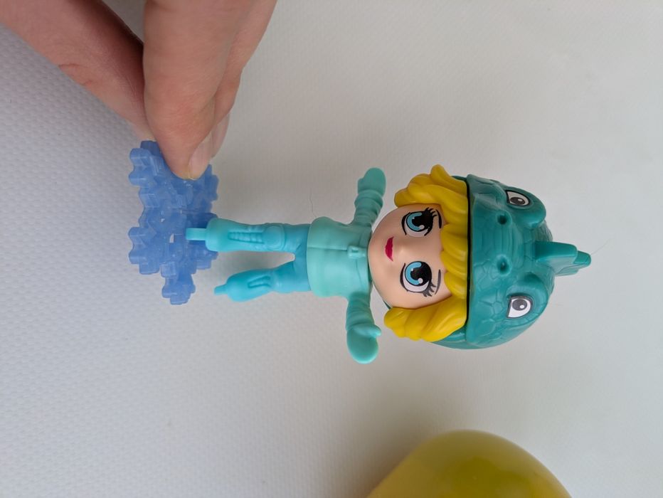 Фігурка Кіндер максі kinder maxi дівчинка на ковзанах