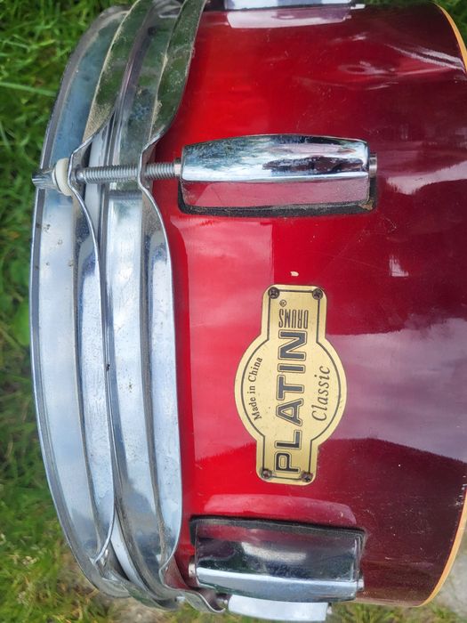 Różne bębny do perkusji