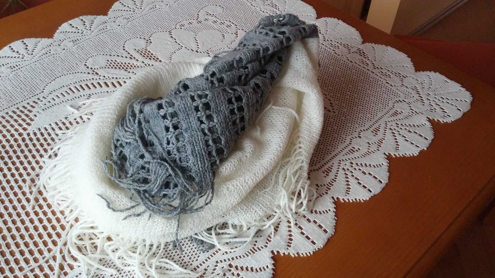 Świetny ciepły szal typu komin - biało-popielaty !!