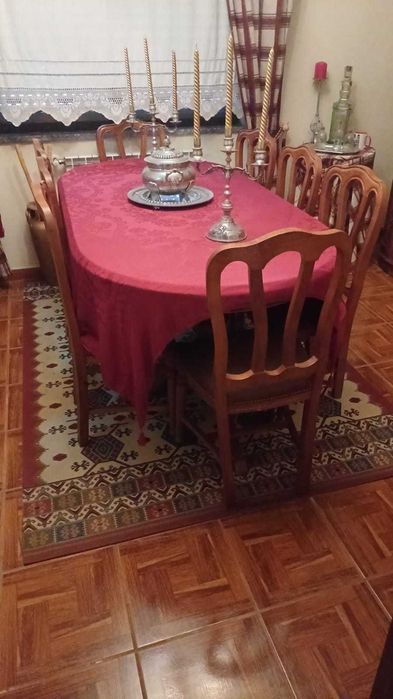 Vende-se excelente mobília clássica de sala de jantar e um aparado.