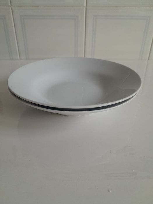 2 pratos de sopa brancos