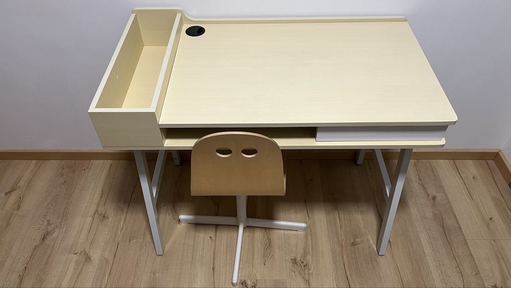 Biurko Beliani Paramaribo i krzeslo Ikea Valfred