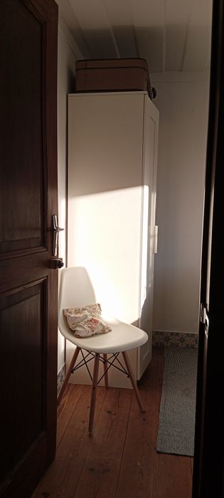 Quarto individual para arrendar em casa partilhada com residente