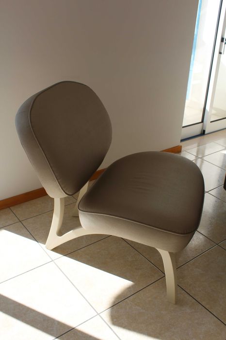 2 Poltronas largas, com assento e encosto estofados em tecido bege