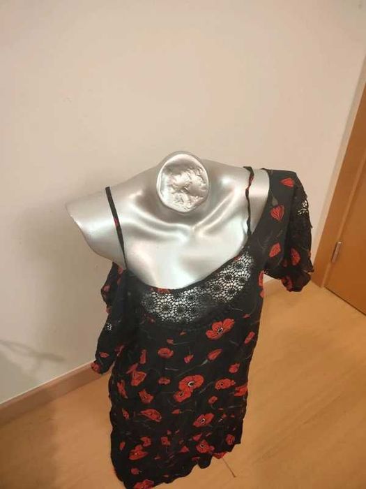 Vestido curto com uma estampa floral de papoilas vermelhas em fundo preto Tezenis