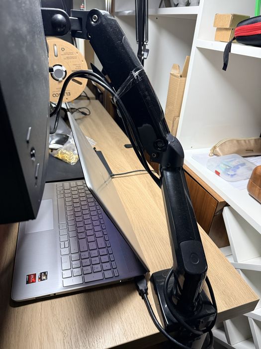 Braço pneumático para monitor