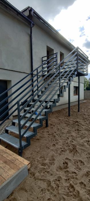 Schody salowe metalowe krata wema i deska