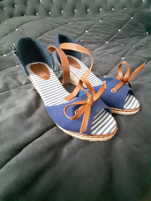 Buty damskie na koturnie