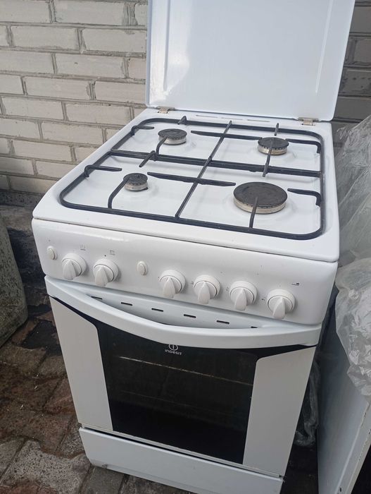 Газова плитка плита Індезіт Indesit практична і надійна 60х50 газ верх і духовка газ все працює
