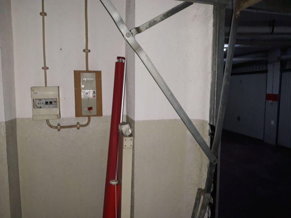 GARAGEM BOX 15M2, privada, óptimos acessos. Perto C.C. CAPARICA OCEANO