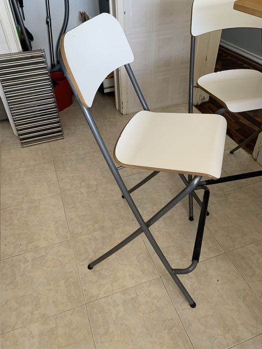 Conjunto de mesa de parede com 2 cadeiras altas