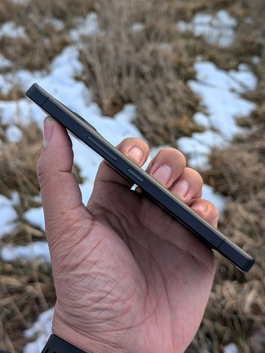 Sharp Aquos R8 pro (12/256 самый плавный экран 240ггц  Snapdragon 8 2