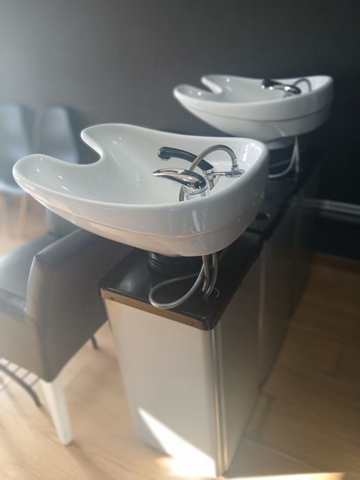 Vendo 2 rampas de lavagem profissionais para cabeleireiro em conjunto.