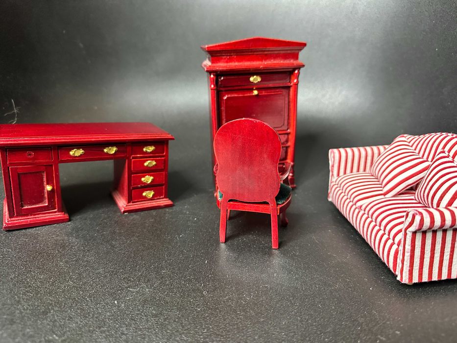 Лот вінтажних меблів з червоного дерева. Для лялькових будиночків.