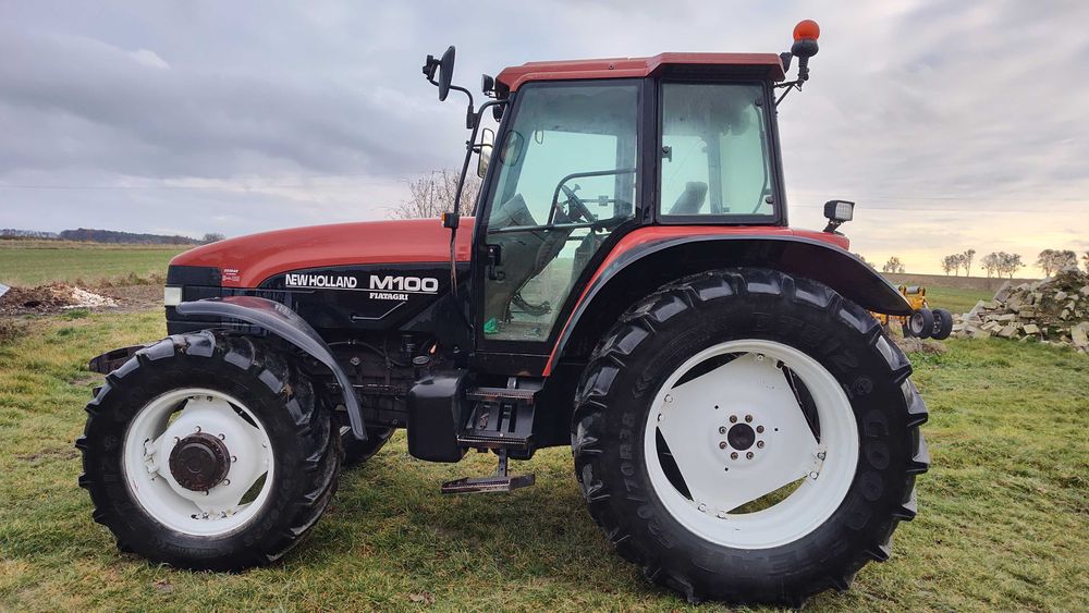 Ciągnik NEW Holland M 100, CASE