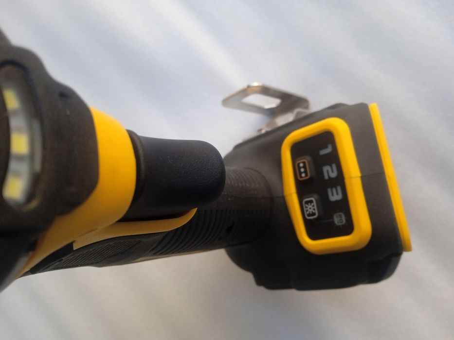 Імпакт DeWalt DCF860