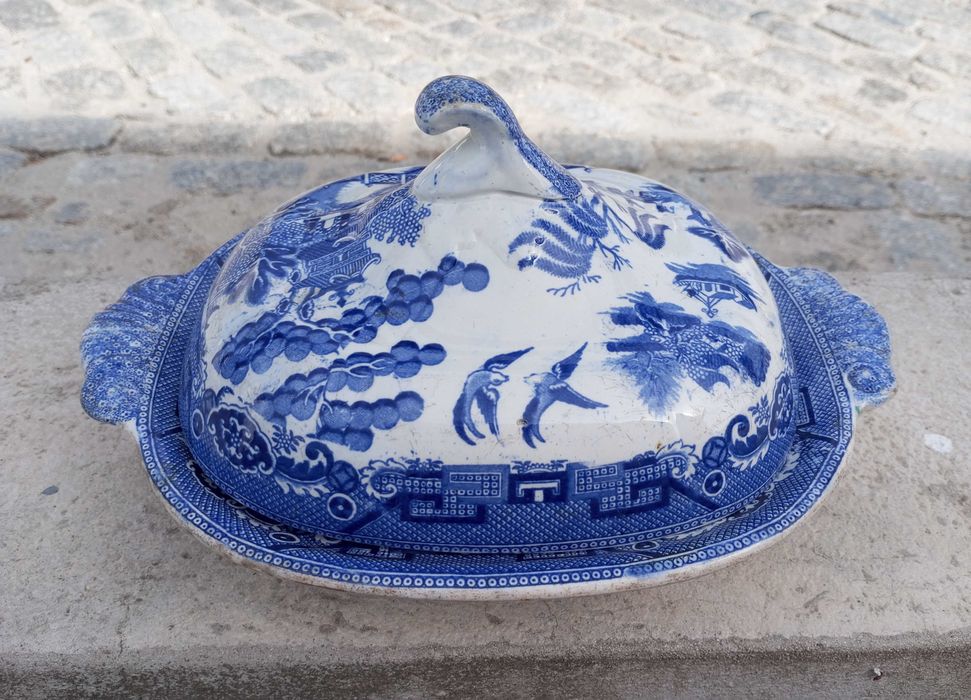 Antigo prato coberto/terrina Inglesa Blue Willow em faiança