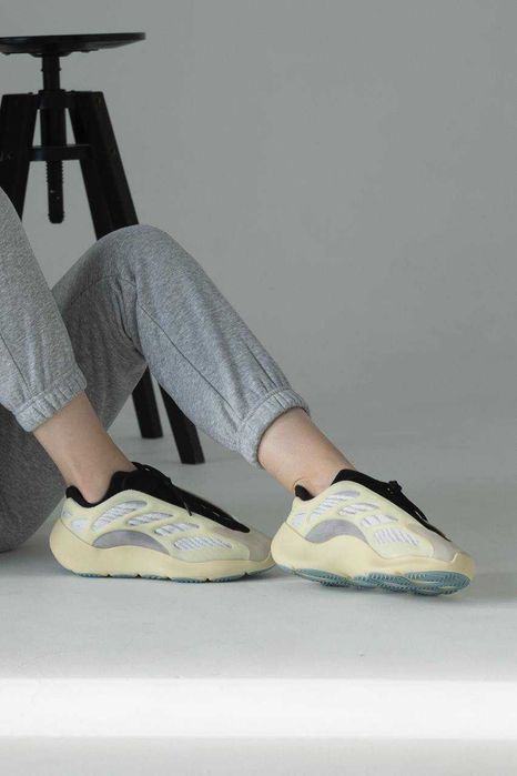 Унисекс кроссовки Adidas Yeezy Boost 700 V3 кросівки адидас изи 700 в3