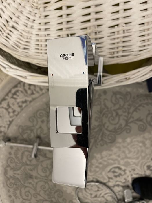 Змішувач для умивальника