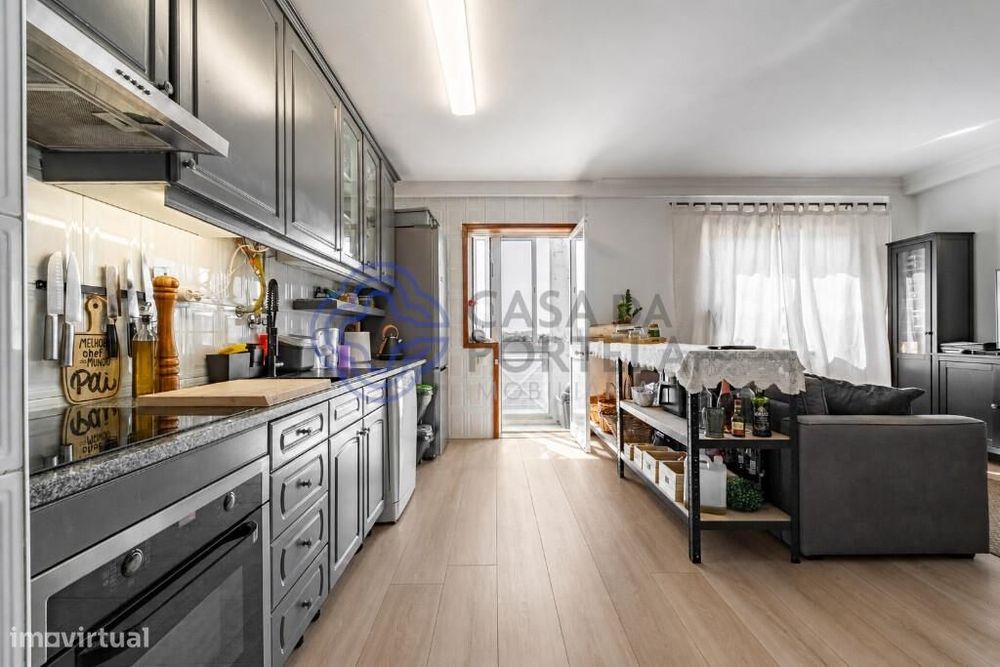 Apartamento T2+1 com excelente exposição solar, em condomínio com jard — Gondomar (São Cosme), Valbom E Jovim, Porto