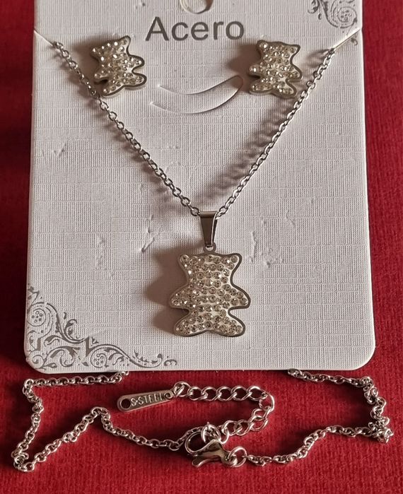 Conjunto prateado (colar e brincos), em aço, do ursinho com zirconias.