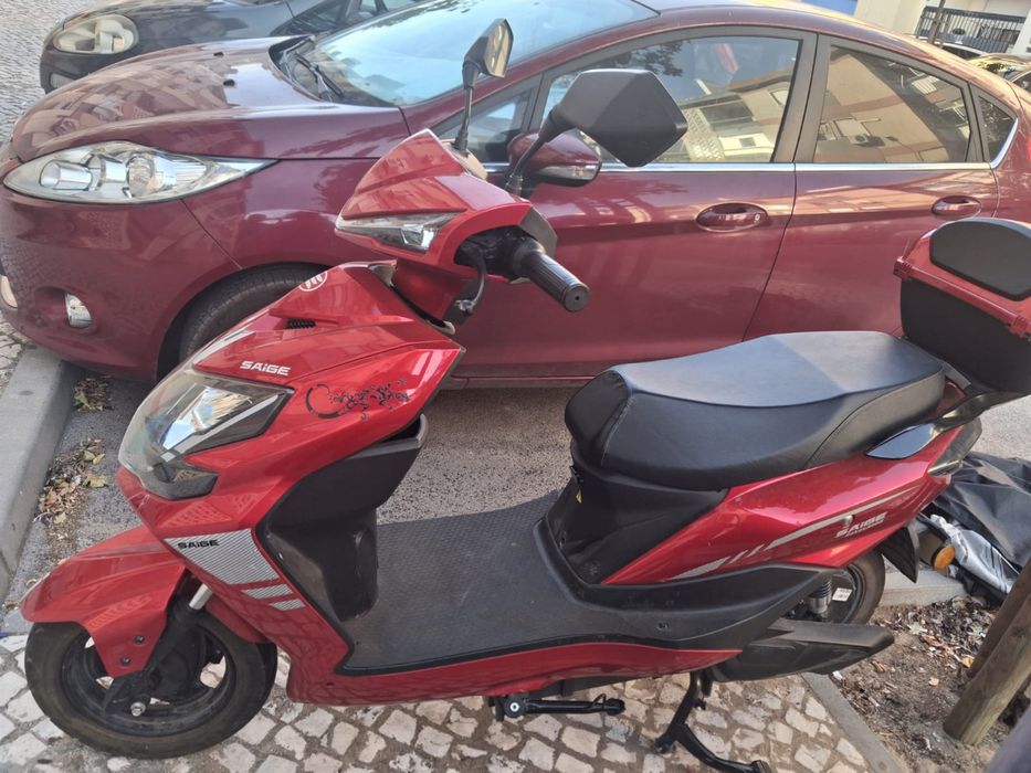 Mota semi nova pouco tempo de uso