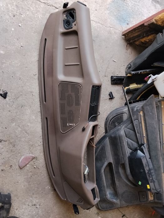 Deska rozdzielcza kokpit BMW E34 beżowa