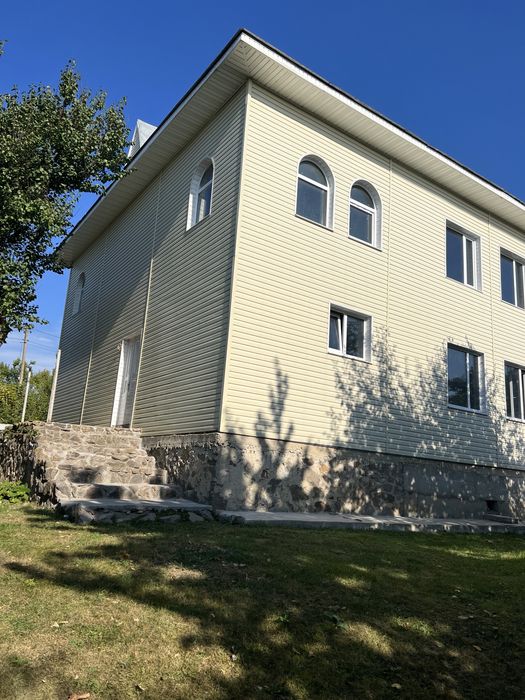 Продажа двоповерхового дуплекса - пів будинку - на Росі