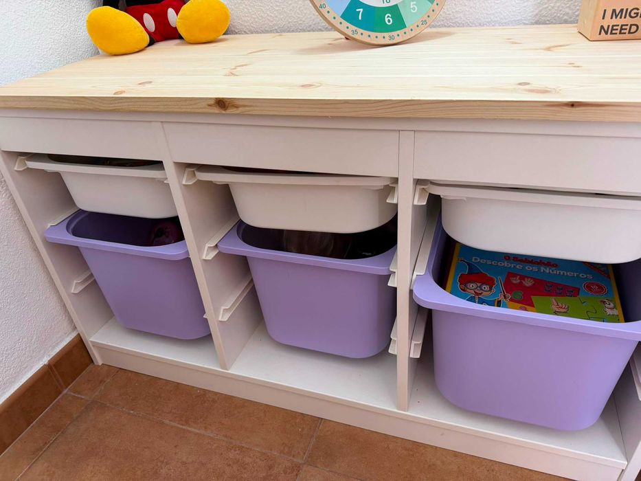 Arrumação IKEA com mesa e cadeira infantil