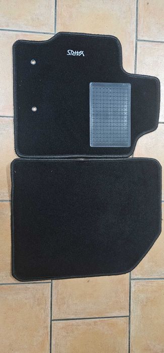 Jogo de Tapetes par condutor/passageiro Toyota Yaris (XP90) 2005/2010
