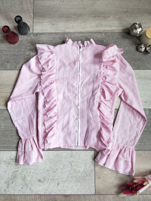 Розовая блузка с рюшами