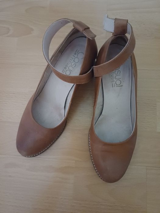 Skórzane czółenka firmy Casual Attitude. Rozmiar.37