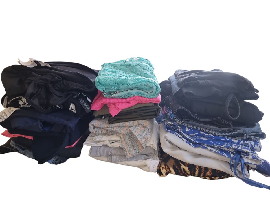 Пакет жіночих речей M-L,джинси,футболки,плаття 25 позицій