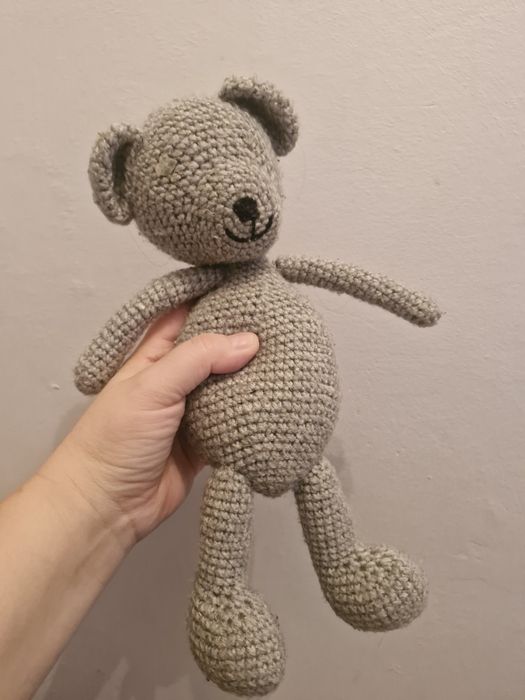 Miś robiony na drutach.