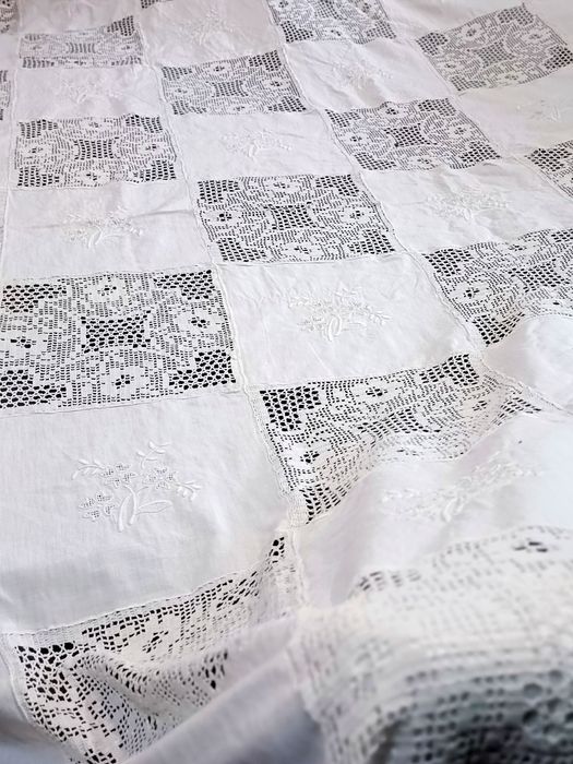 Grande toalha de mesa.