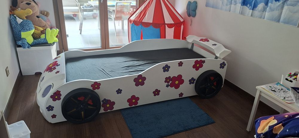Cama de criança em forma de carro