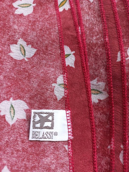 Toalha de mesa bordeau com folhas brancas em poliamida