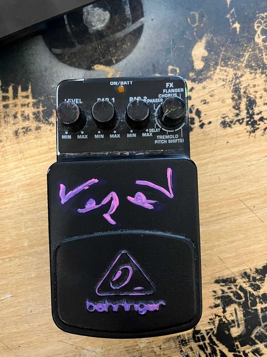 Pedais da Behringer para baixo/guitarra