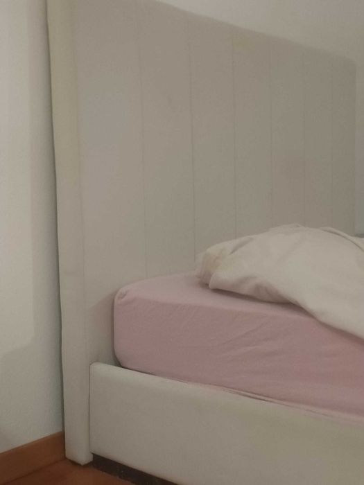 CAMA CASAL COM MESA DE CABECEIRA E COMODA