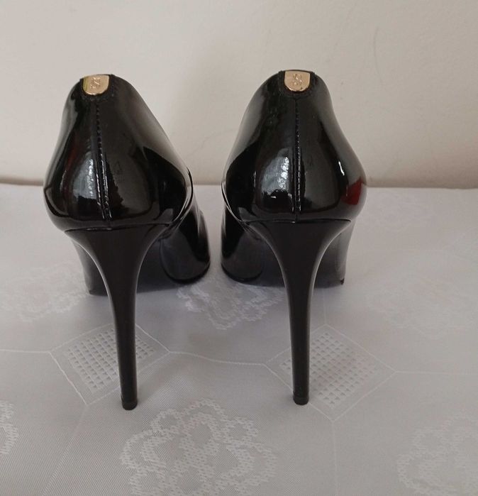 Szpilki skórzane nowe