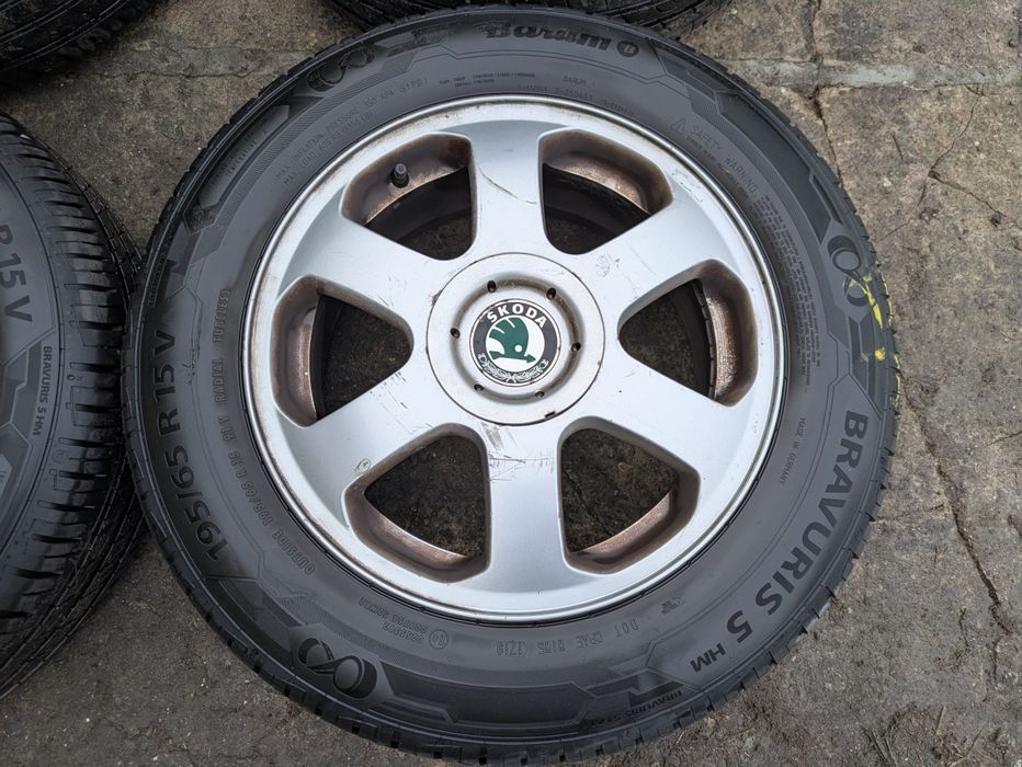Felgi aluminiowe 15  5x100 skoda z oponami letnimi 196/65/15R 2019r