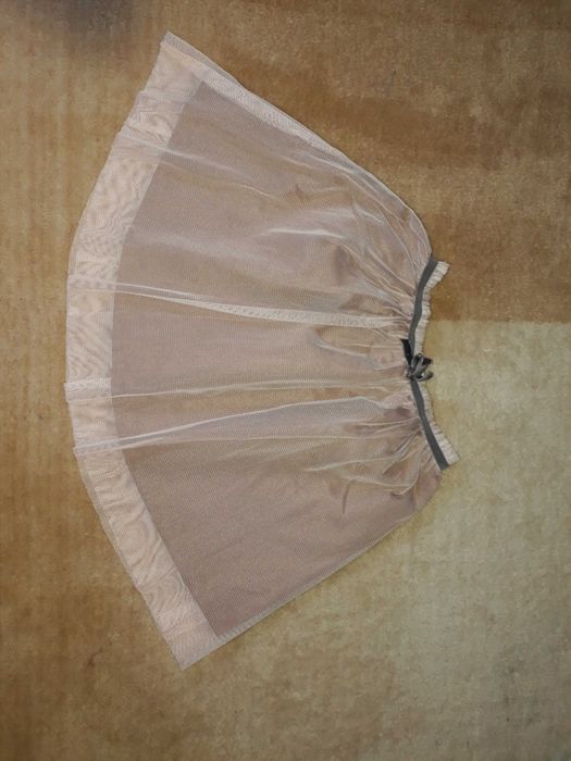 ubranka dziewczęce 122/128 super stan i jakość