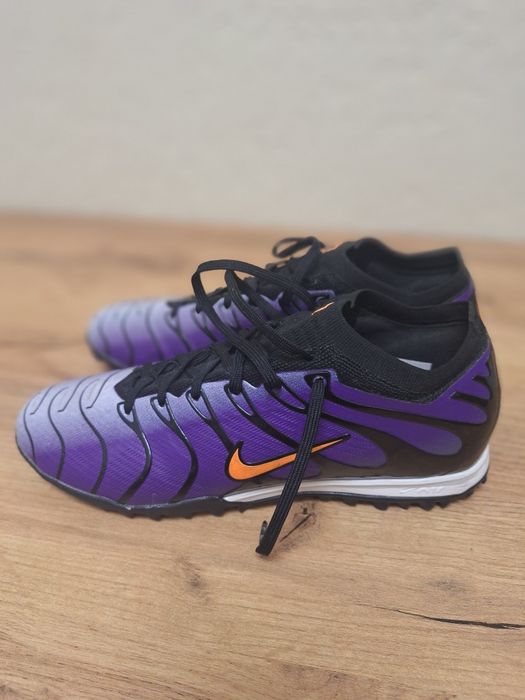 Продам сороконожки Nike tn